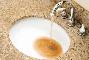 eau du robinet marron